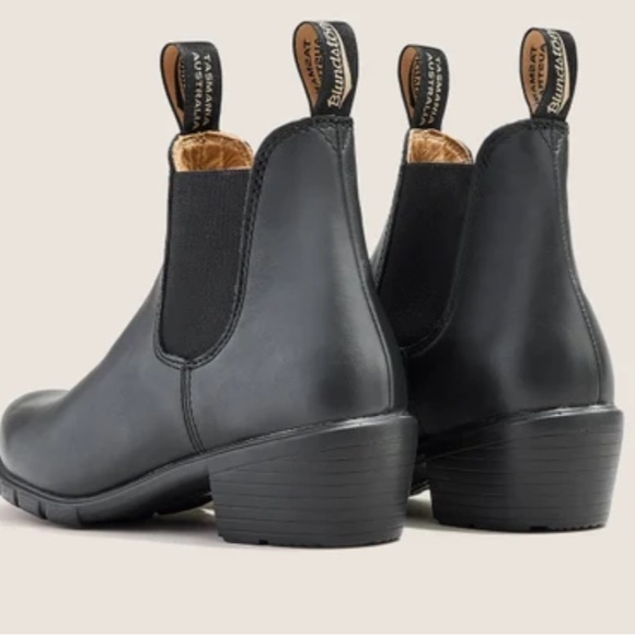 Blundstone women’s heeled, black leather boot - Picture 2 of 10
